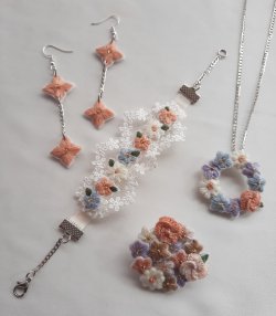 Floral embroidered jewellery set