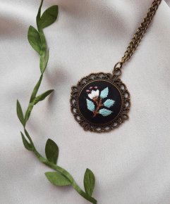 Tree-leaves embroidered necklace